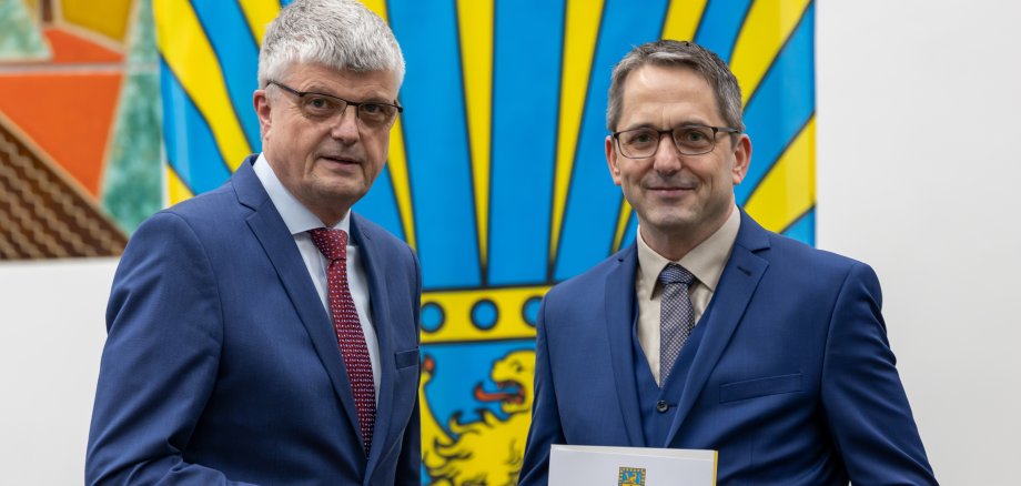 Klaus Müller (l.) übergibt nach 24 Jahren das Bürgermeisteramt der VG Selters an seinen Nachfolger Oliver Götsch