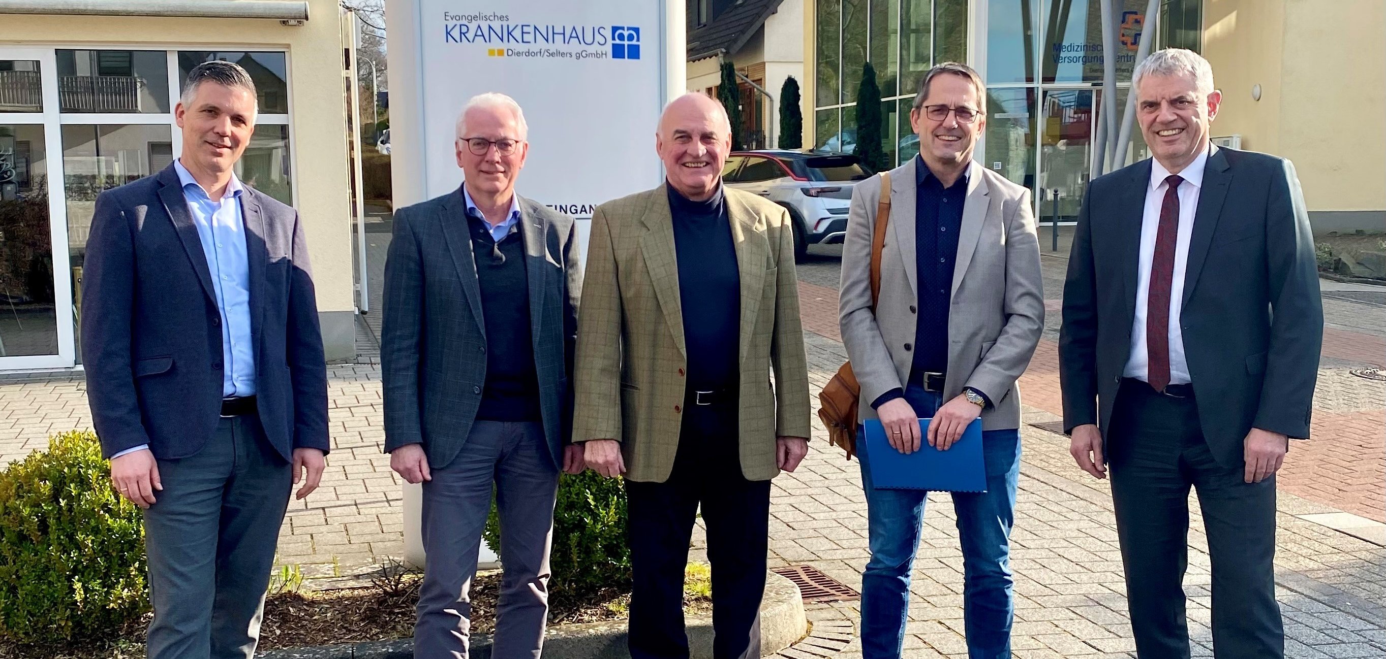 Pressefoto Kommunalpolitiker vor Evang. Krankenhaus Dierdorf/Selters