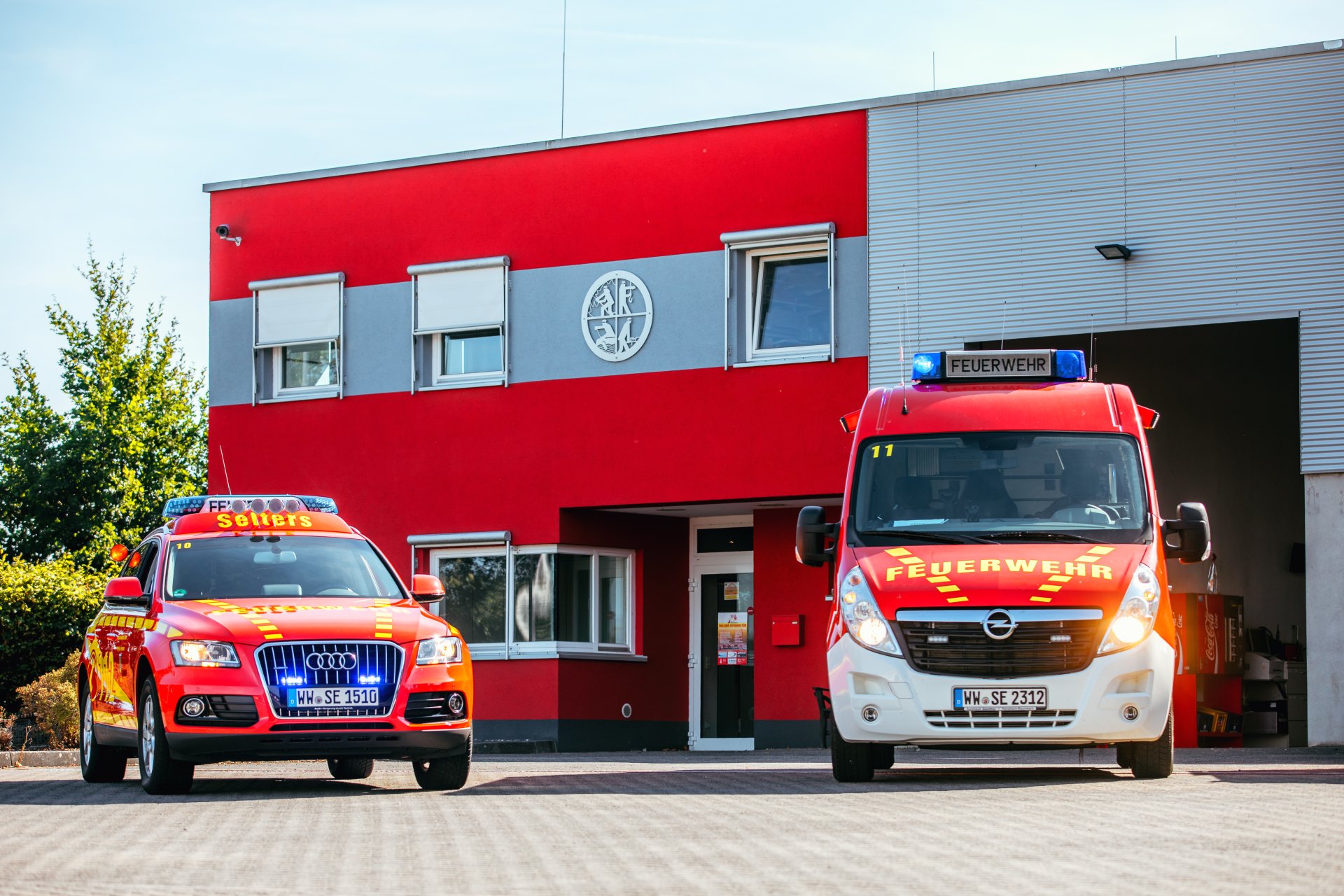 Feuerwehrautos vor der Feuerwache Selters Rathaus der Verbandsgemeinde Selters