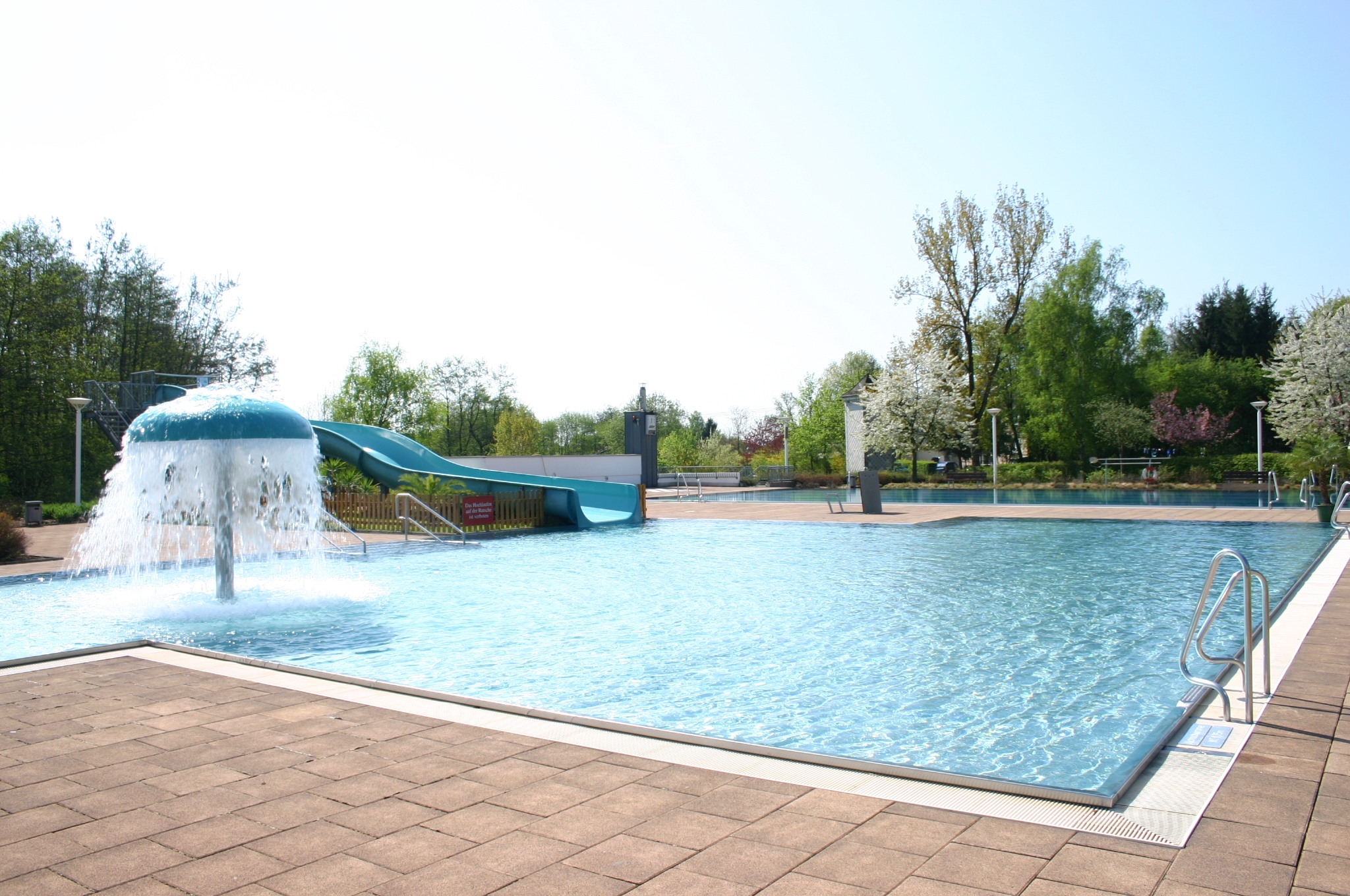 Nichtschwimmer Becken Freibad mit Wasserpilz und Rutsche
