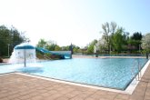 Nichtschwimmer Becken Freibad mit Wasserpilz und Rutsche
