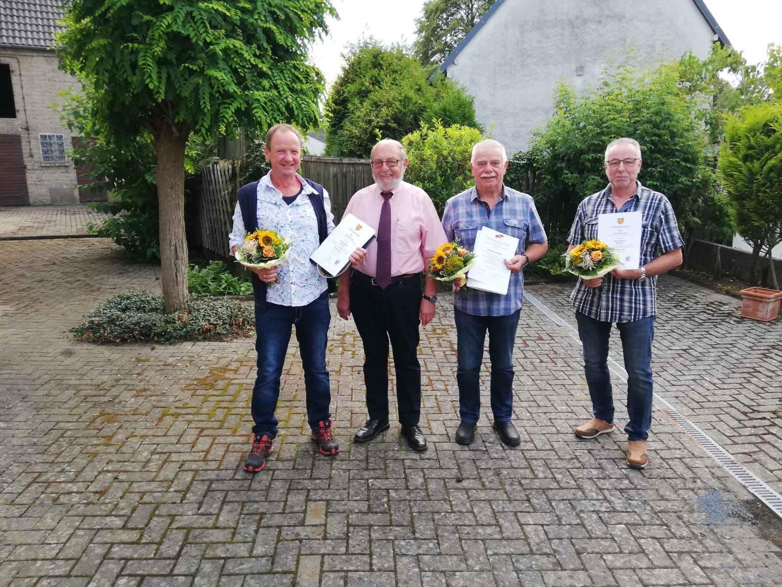 Ortsbürgermeister Willi Löcher dankt den ausgeschiedenen Ratsmitgliedern (v. l. n. r.): Andreas Aller, OB Willi Löcher, Gerhard Höhler und Volker Pauland