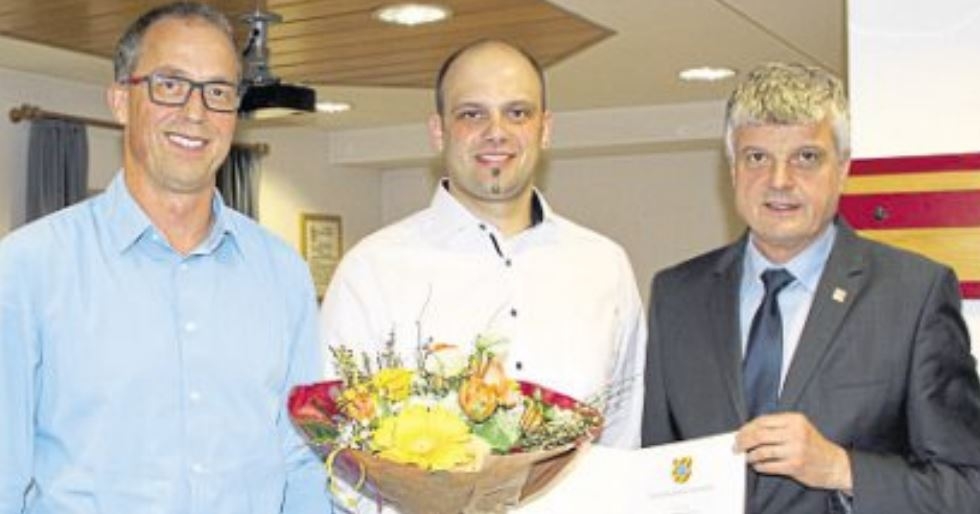 VG-Bürgermeister Klaus Müller (von rechts) gratuliert Dominik John. Die Ernennung übernahm der Erste Beigeordnete Nordhofens, Henning Stumpf.