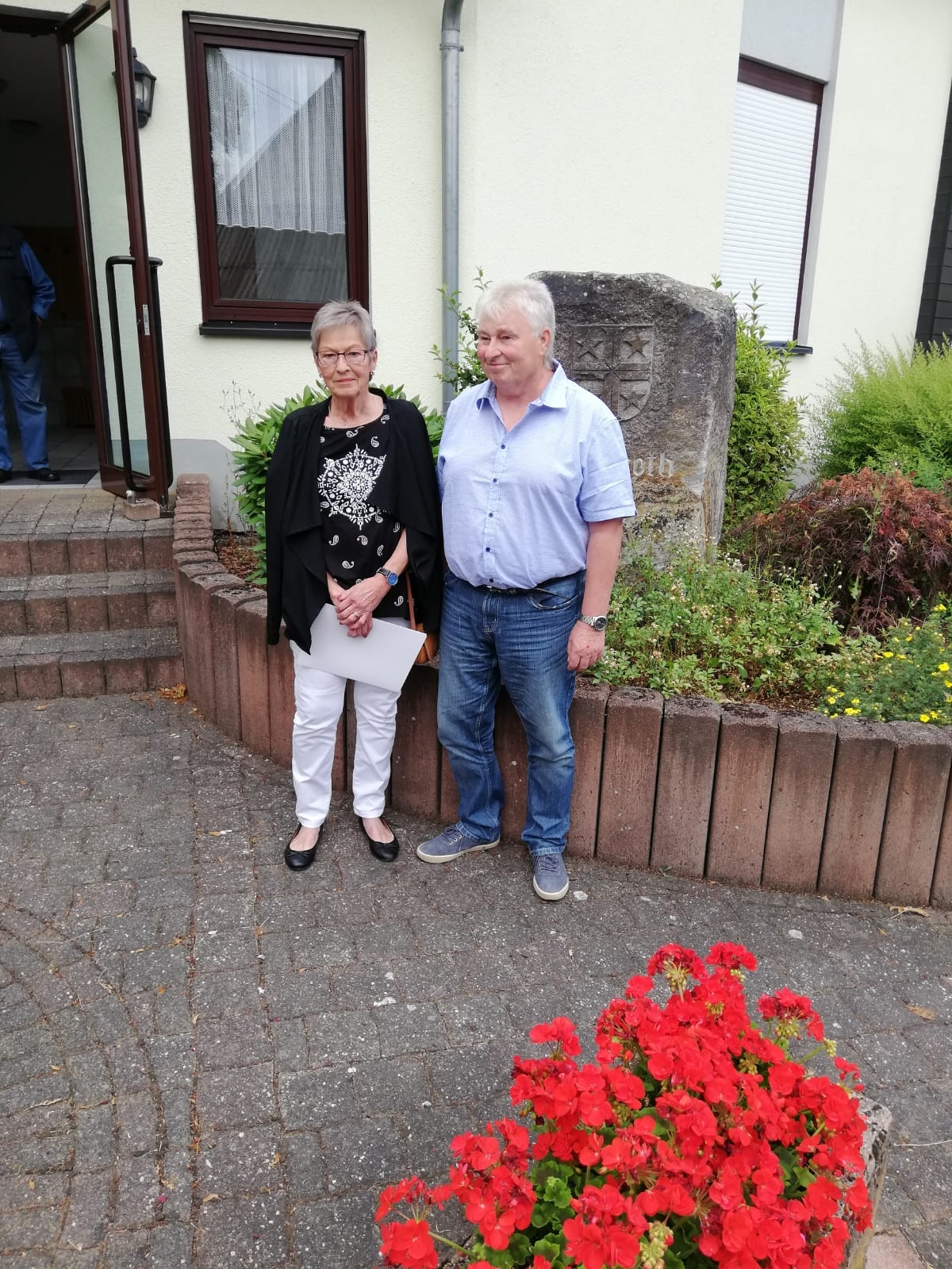 Ortsbürgermeister Bodo Weinmann mit  der Geehrten Christel Eggert  für 5 Jahre Mitglied im Gemeinderat. 