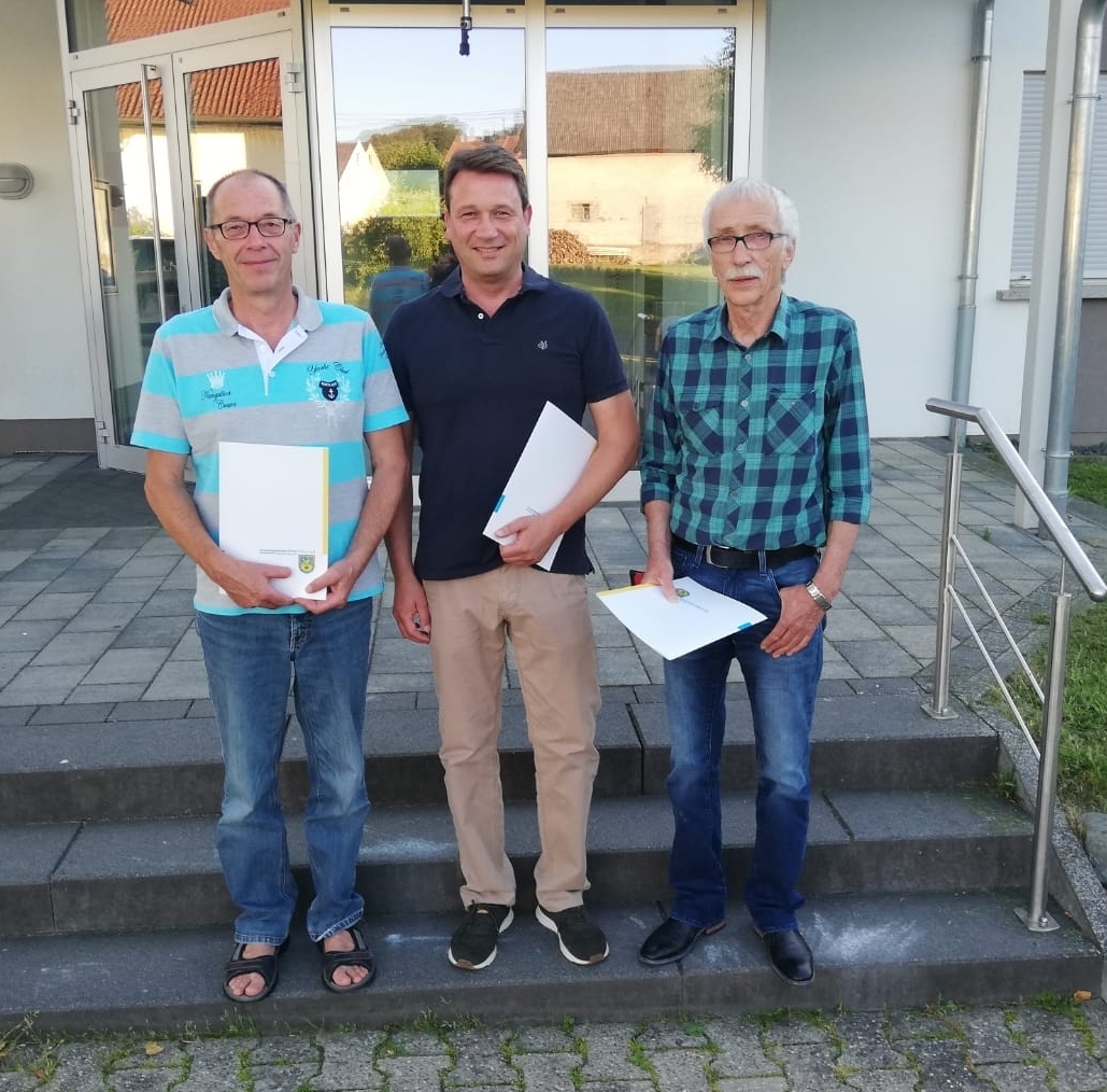 Ortsbürgermeister Ulrich Schneider mit den Beigeordneten Jan Harpel und Helmut Jansson (v. r. n. l.)