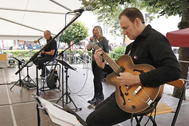 Acoustic-Pop Trio "OneNightBand"